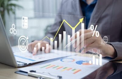 Empresário analisa relatórios financeiros com equipe de BPO Financeiro