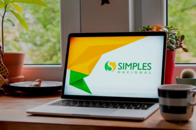 Empresário confere no notebook o prazo de opção pelo Simples Nacional para 2027