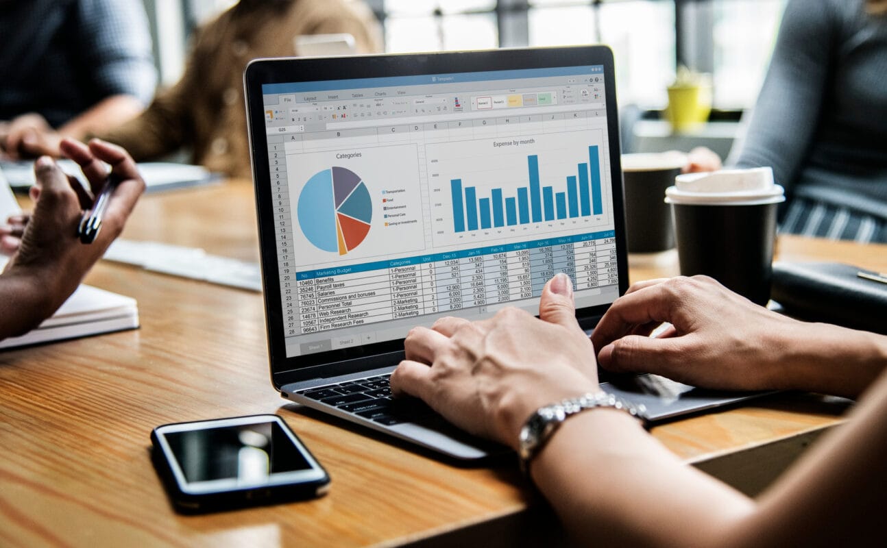 Empresário compara cenários do Simples Nacional puro e híbrido no computador