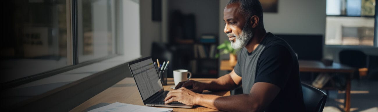 Empreendedor trabalhando no notebook em casa, representando quem vai abrir MEI pela internet