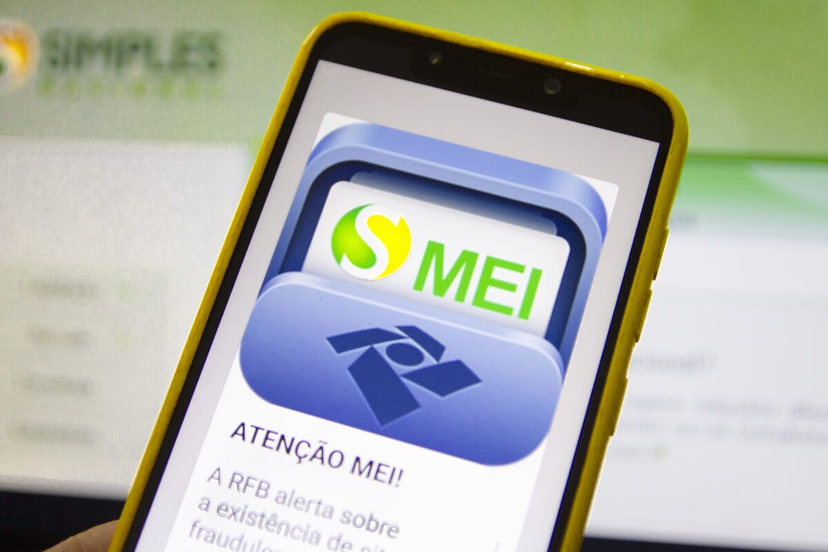 Entregador, microempreendedora e dono de pequena loja representando nanoempreendedor, MEI e ME/EPP na reforma tributária